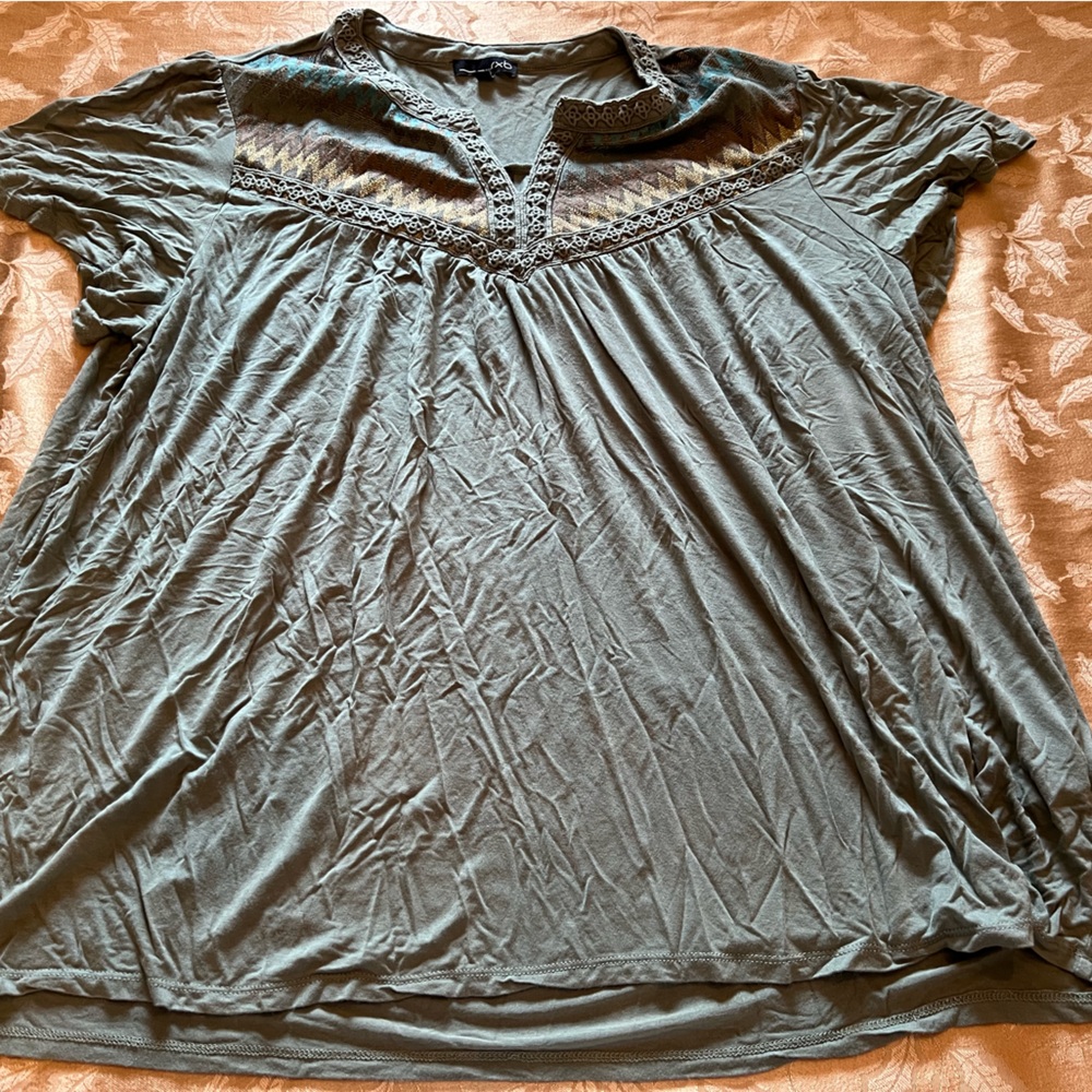 Rxb Women’s light green short sleeve top with gold accents Aztec design